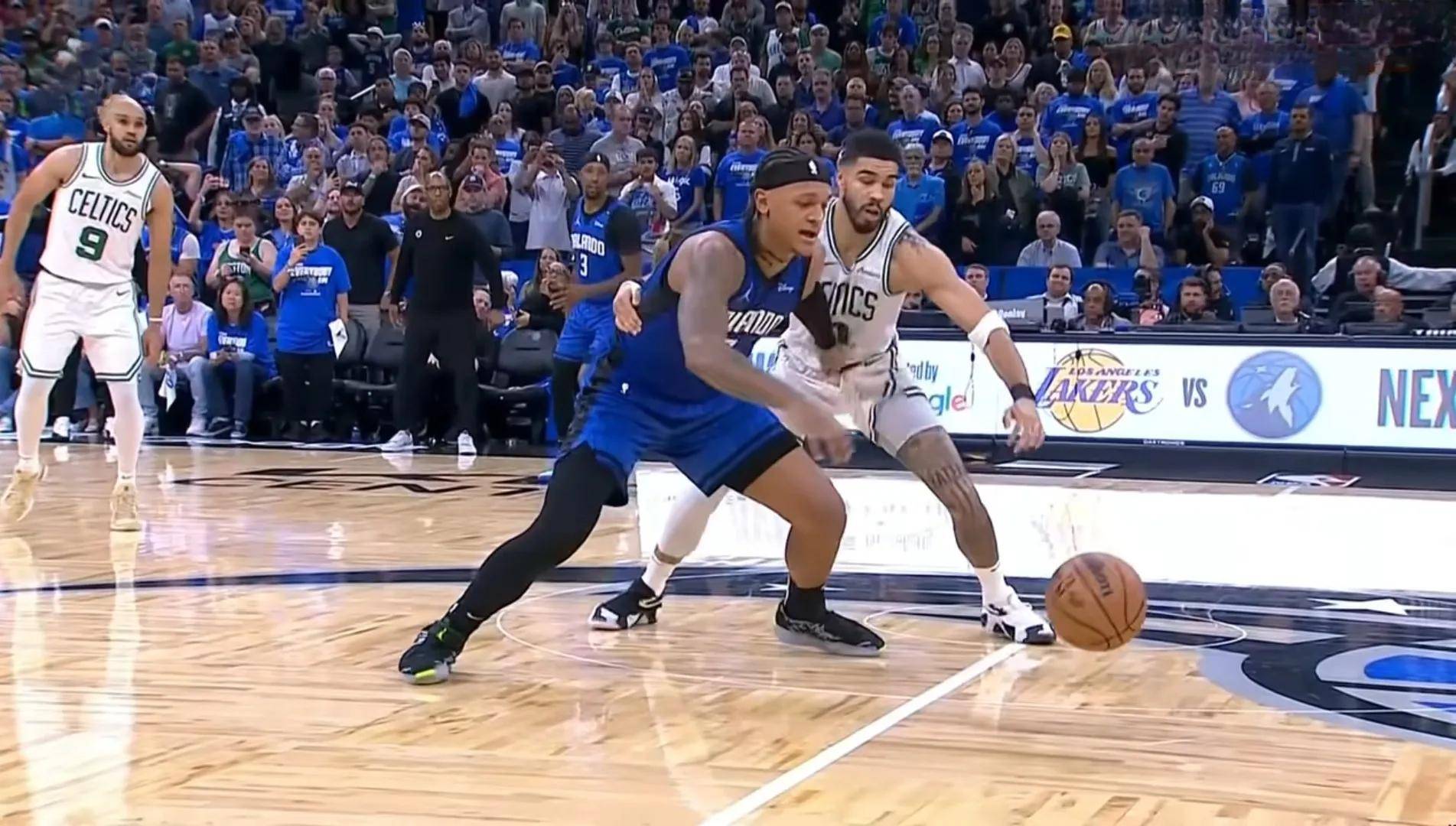 魔术客场逆转雄鹿，打破对手不败美梦的简单介绍