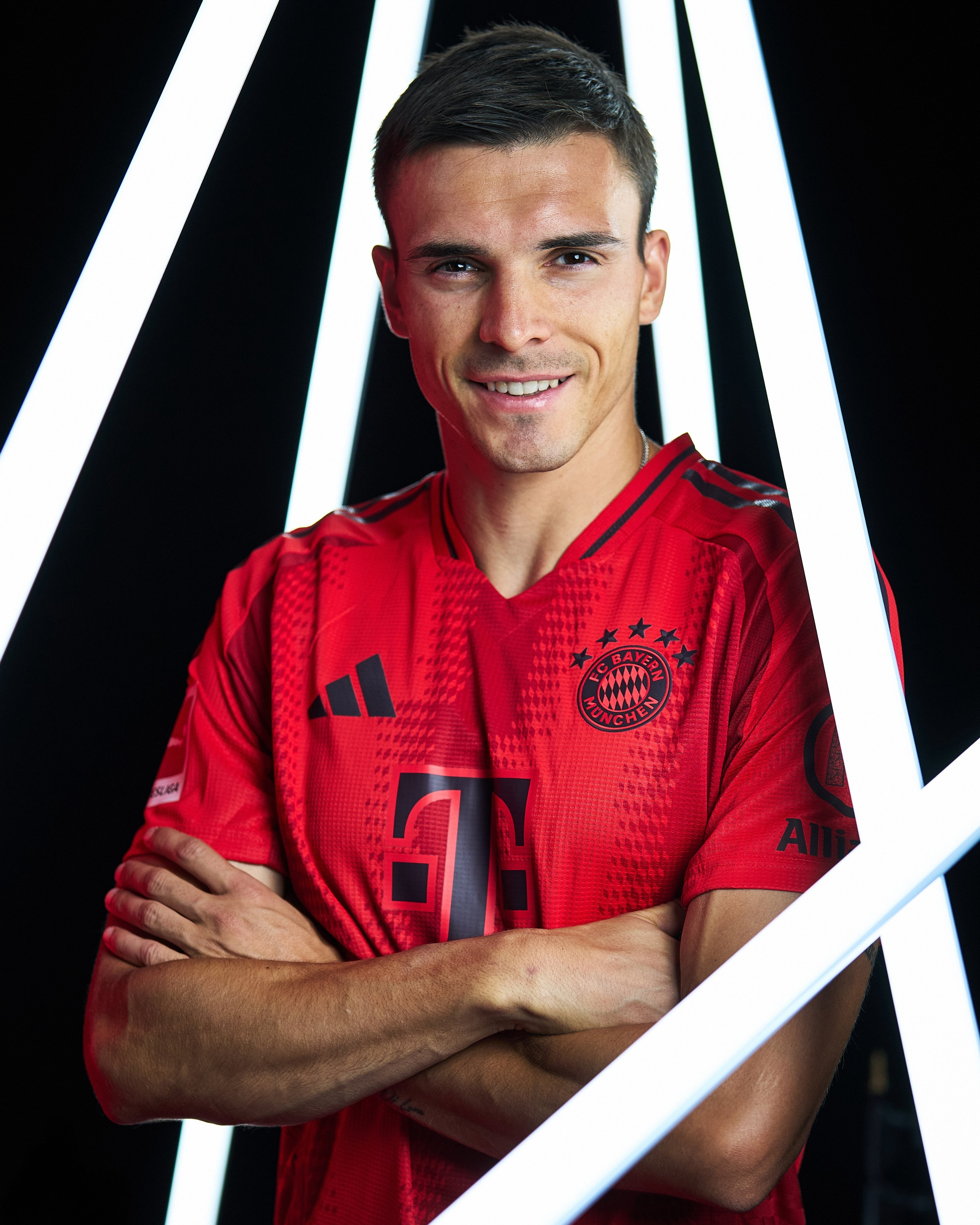 关于拜仁慕尼黑接近签下巴西后卫，强化防线的信息