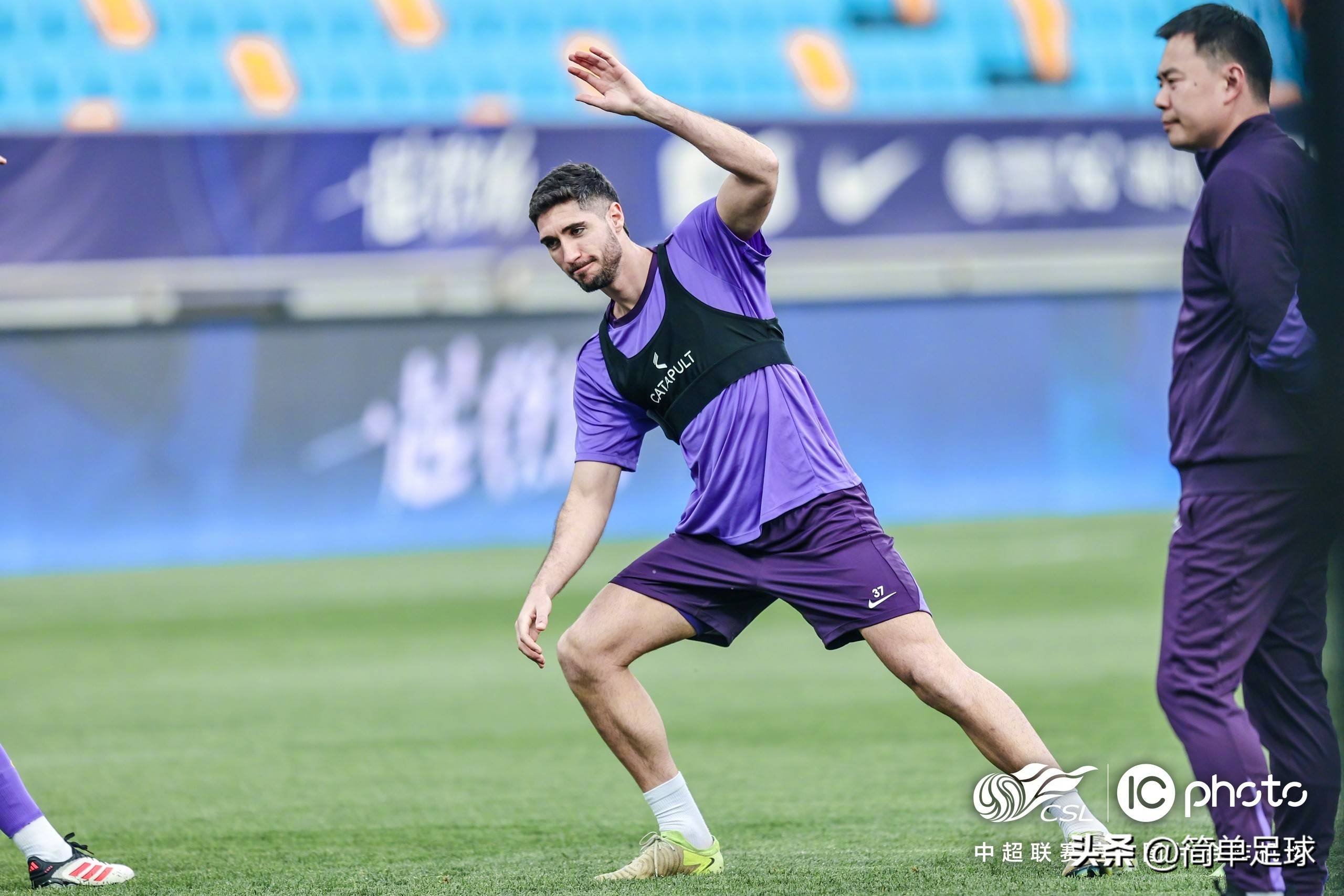 包含外援助力球队逐渐适应，表现逐渐走高的词条