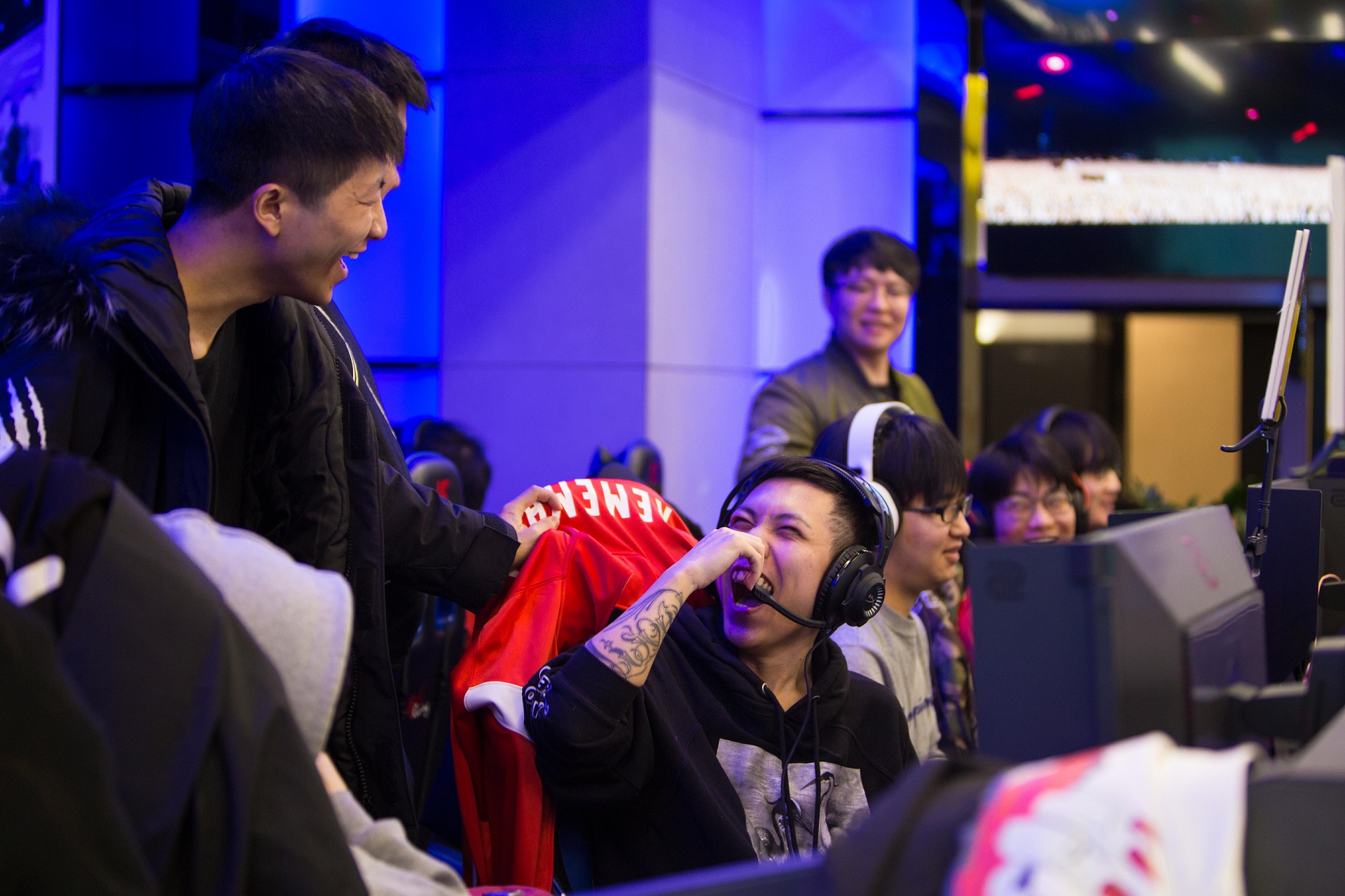 包含火热对局：国际联赛精彩对抗势不可挡的词条