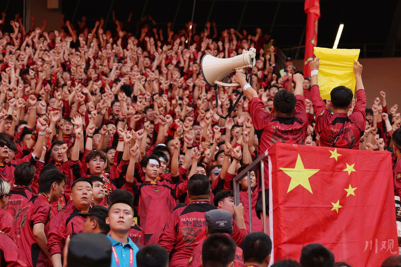 包含马赛主场迎战，球迷兴奋为球队加油助威的词条