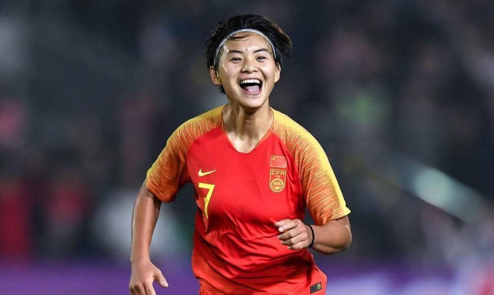 包含历史上第一次，国内足球女队赢得赛事冠军的词条