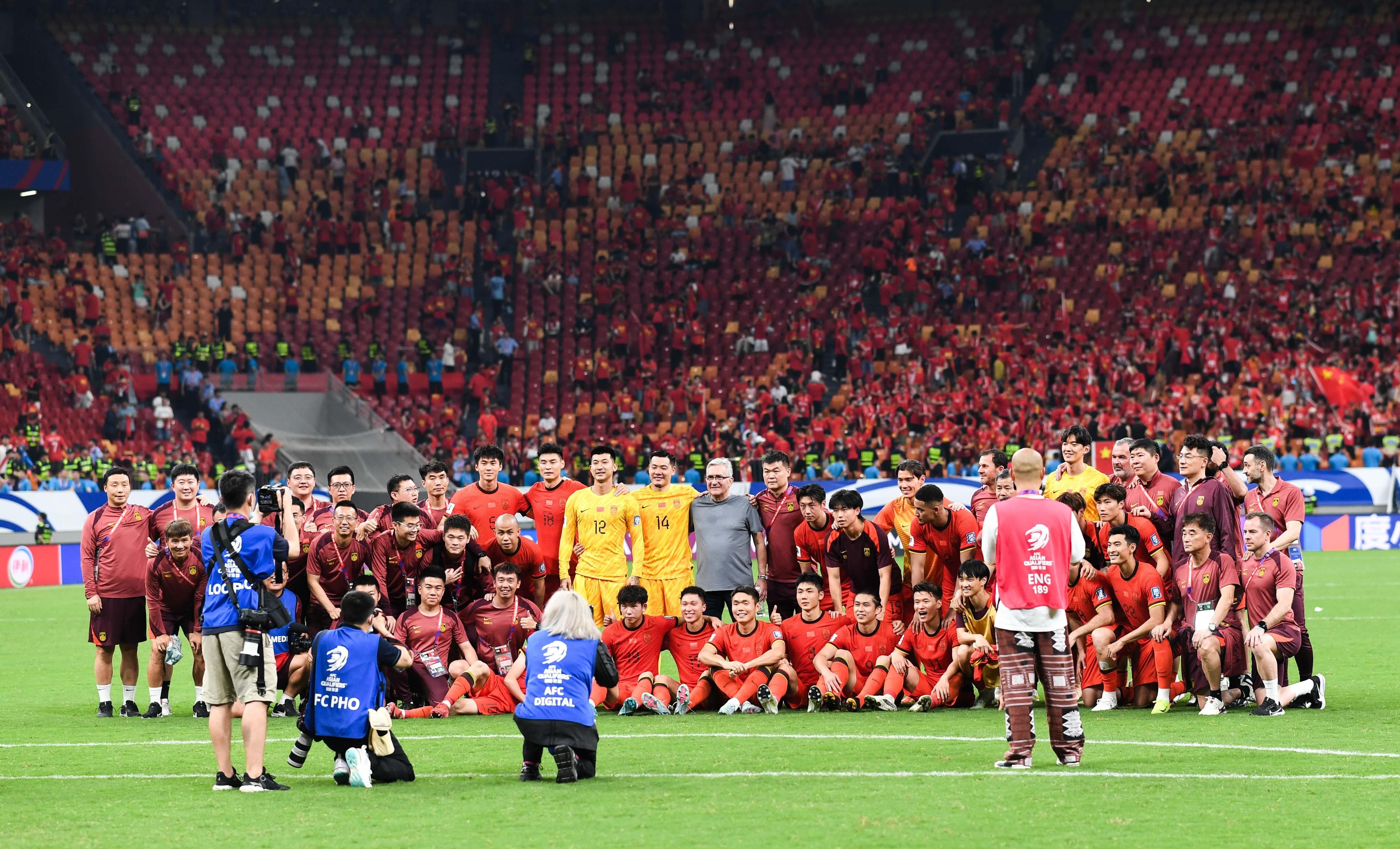 亚洲杯赛事精彩纷呈，球迷热情高涨