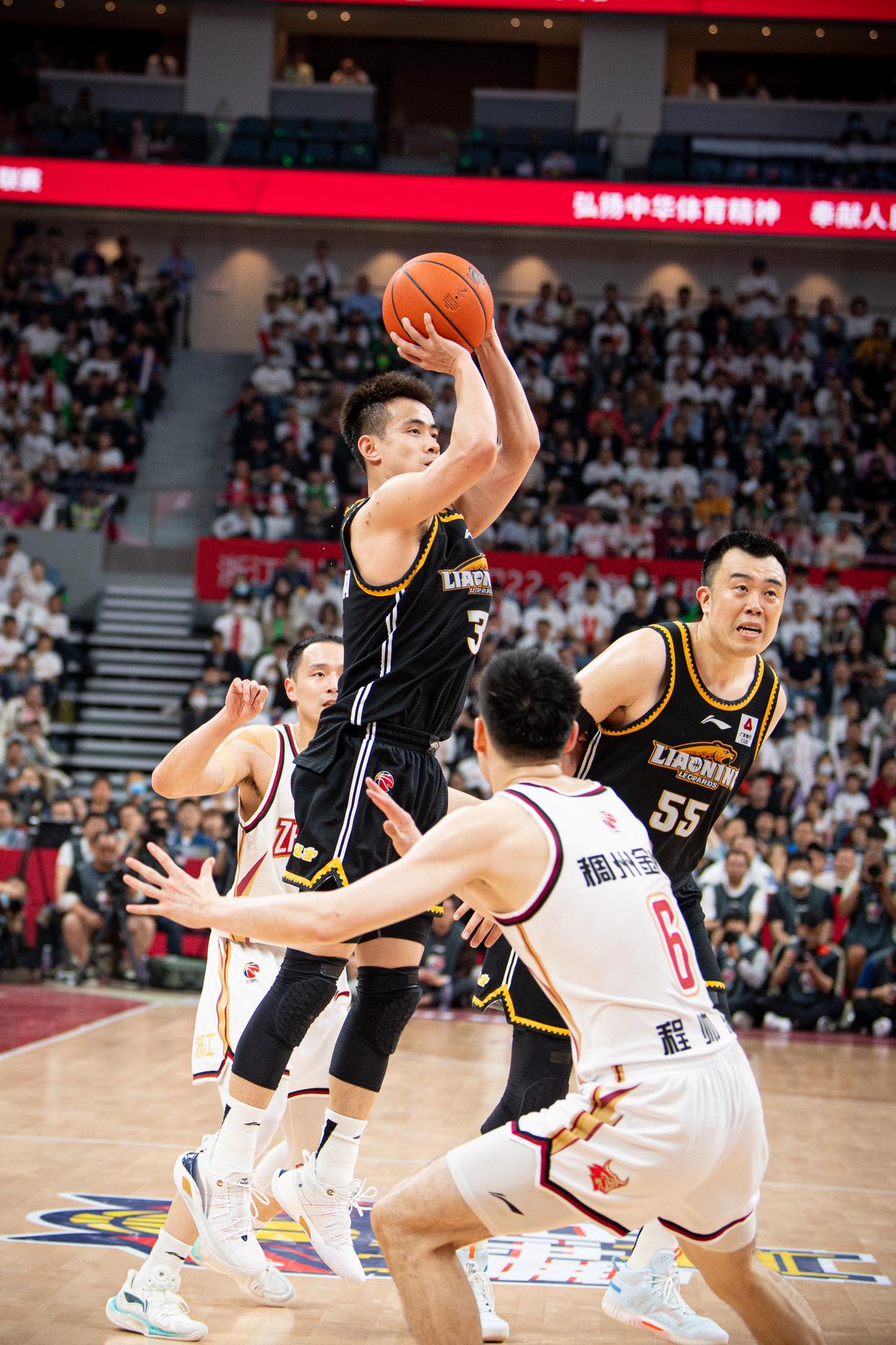 上海男篮痛失比赛,被安徽队完胜 上海男篮痛失比赛,被安徽队完胜