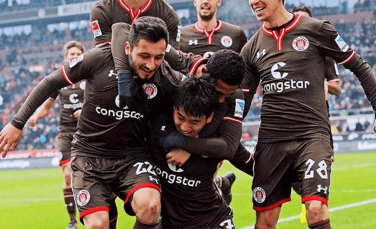 关于沙尔克客场取胜，联赛胜利乐此不疲的信息