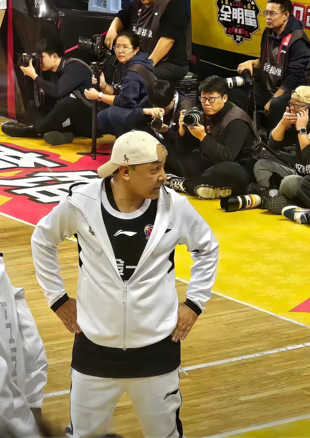 关于技术精准！篮球赛场球员控球秀的信息