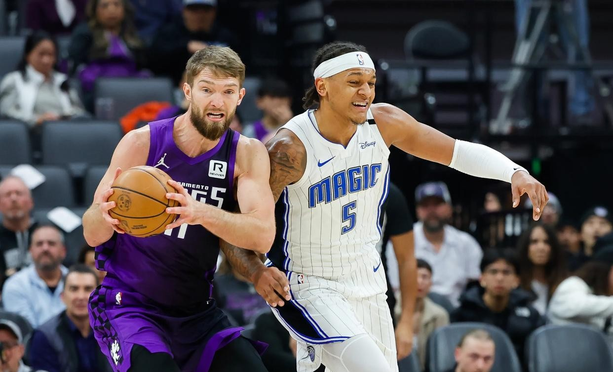 包含国王主教练宣布伤情好转，球队士气大振的词条