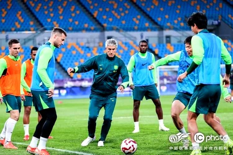 包含竞技场上鏖战，双方球员拼搏至最后一刻的词条