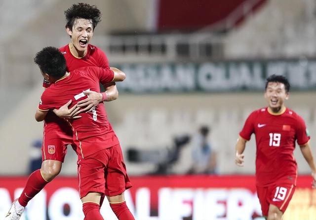 足球比赛即将上演，球员们为胜利而拼搏