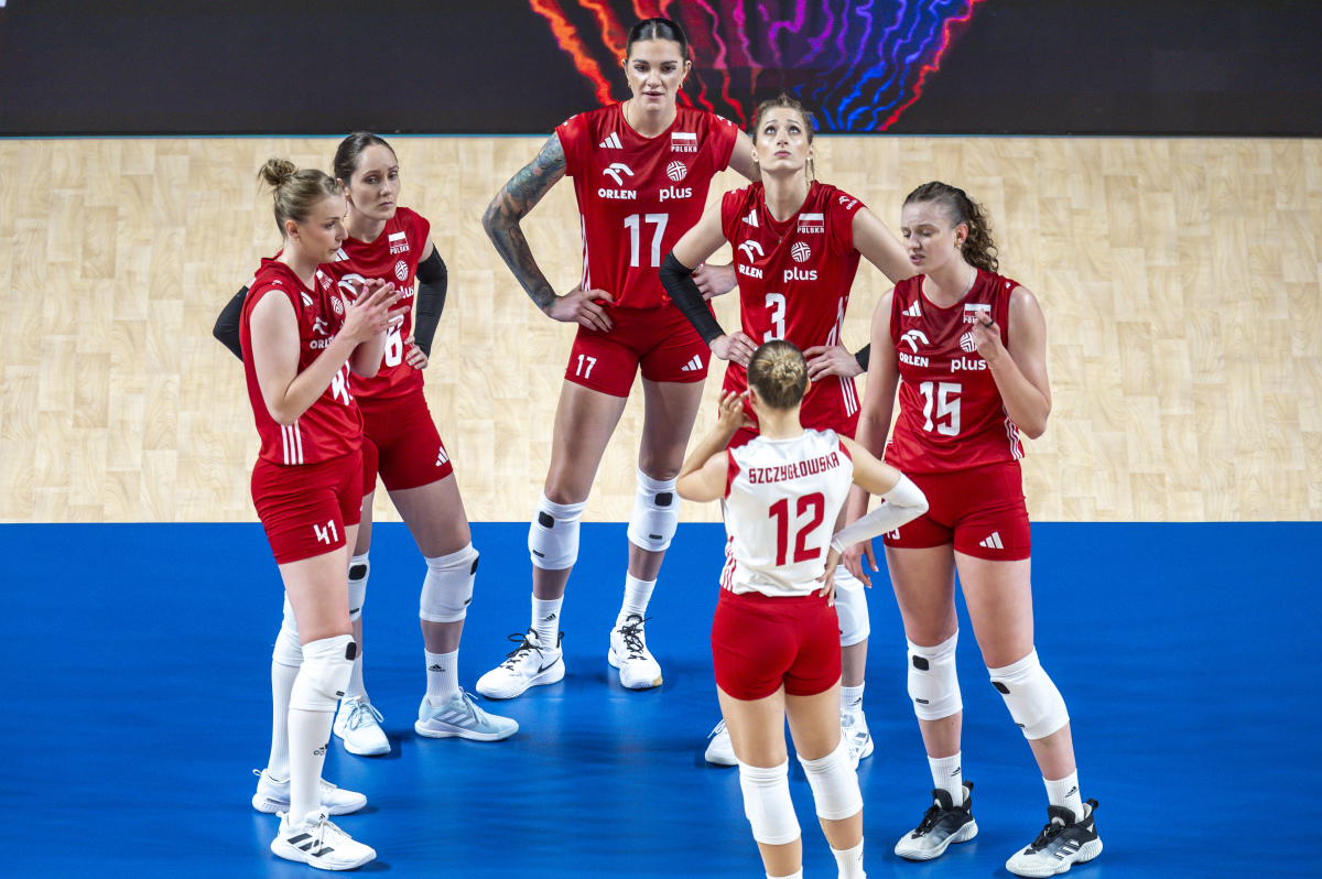 波兰队备战爱尔兰，队员全力拼搏争取胜利