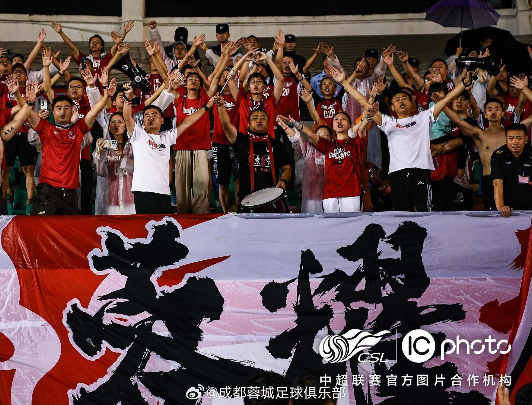 比赛现场一片火爆，观众们为球队呐喊助威