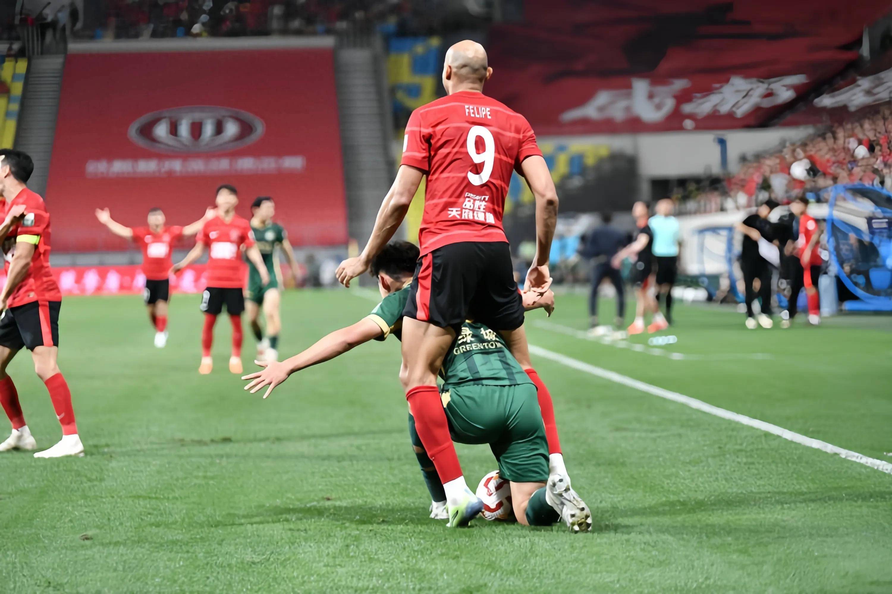 中超球员战术运用独特，场上表现引人注目