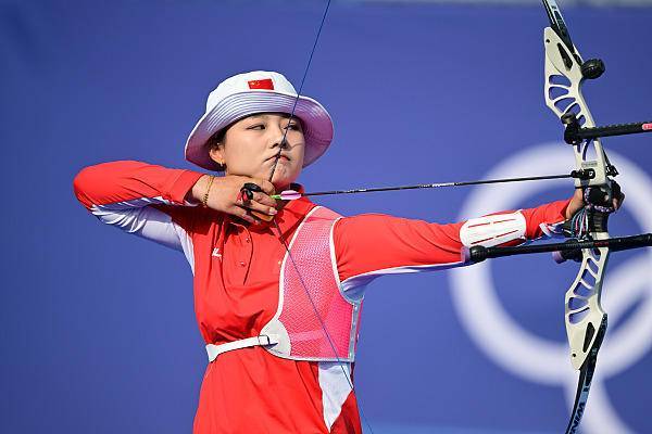 射箭比赛中我国选手飘飘然获奖