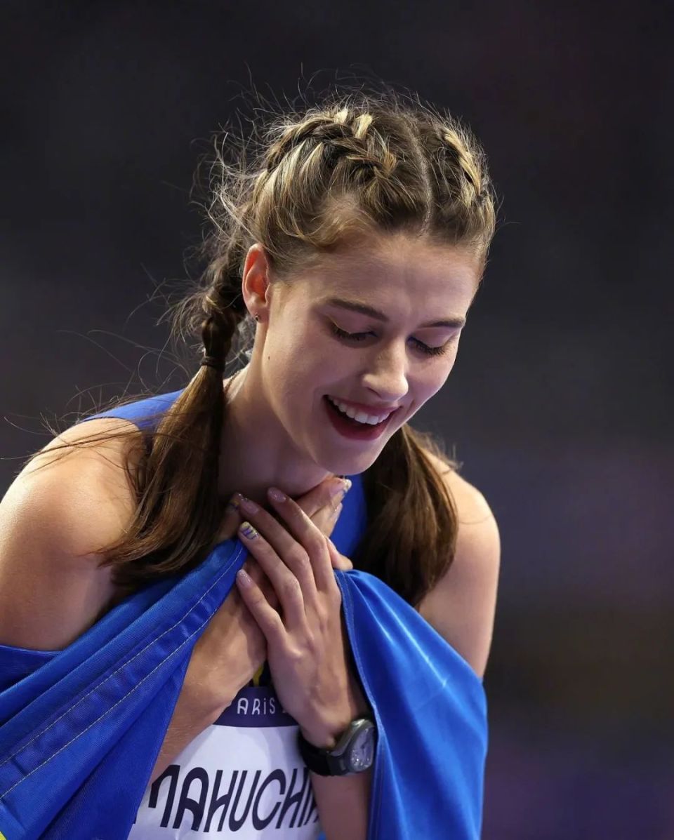 包含乌克兰举重运动员力压群雄夺冠的词条