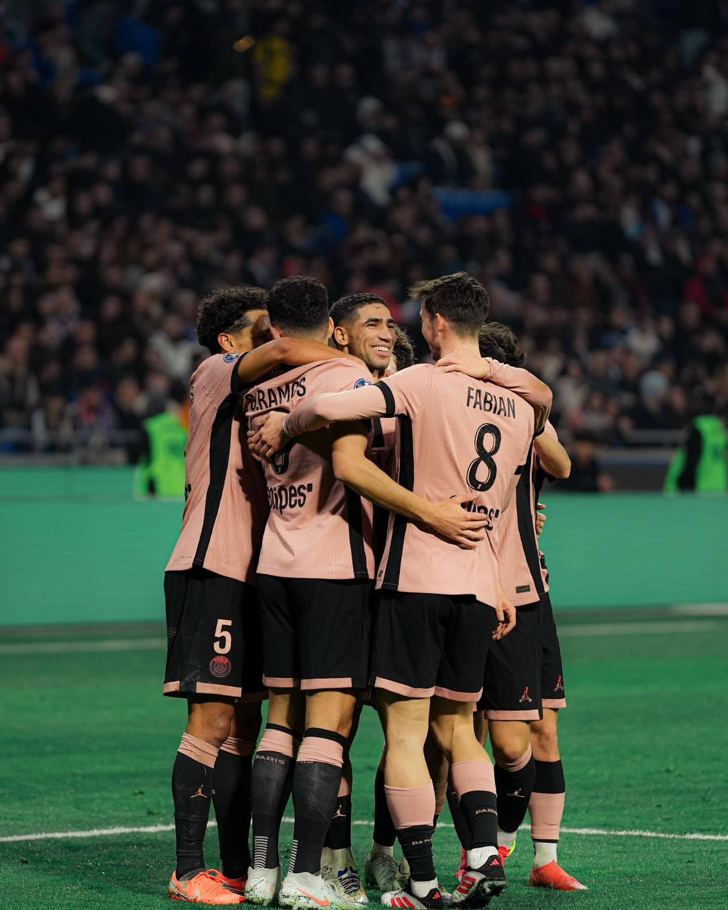 利物浦在主场抵挡巴塞罗那的攻击