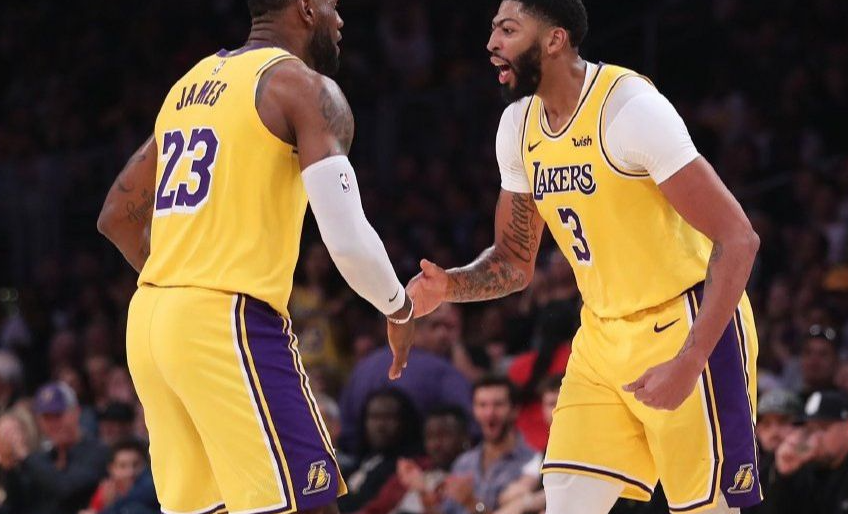 张三领衔球队，以出色表现打破对手防线