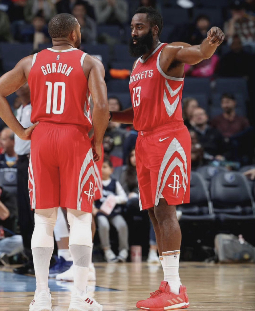 关于张伯伦32分大战哈登，篮网险胜火箭的信息