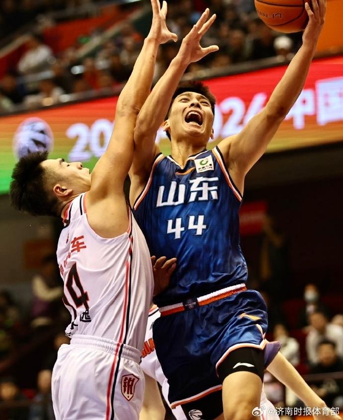 北京男篮在比赛中获得压倒性胜利