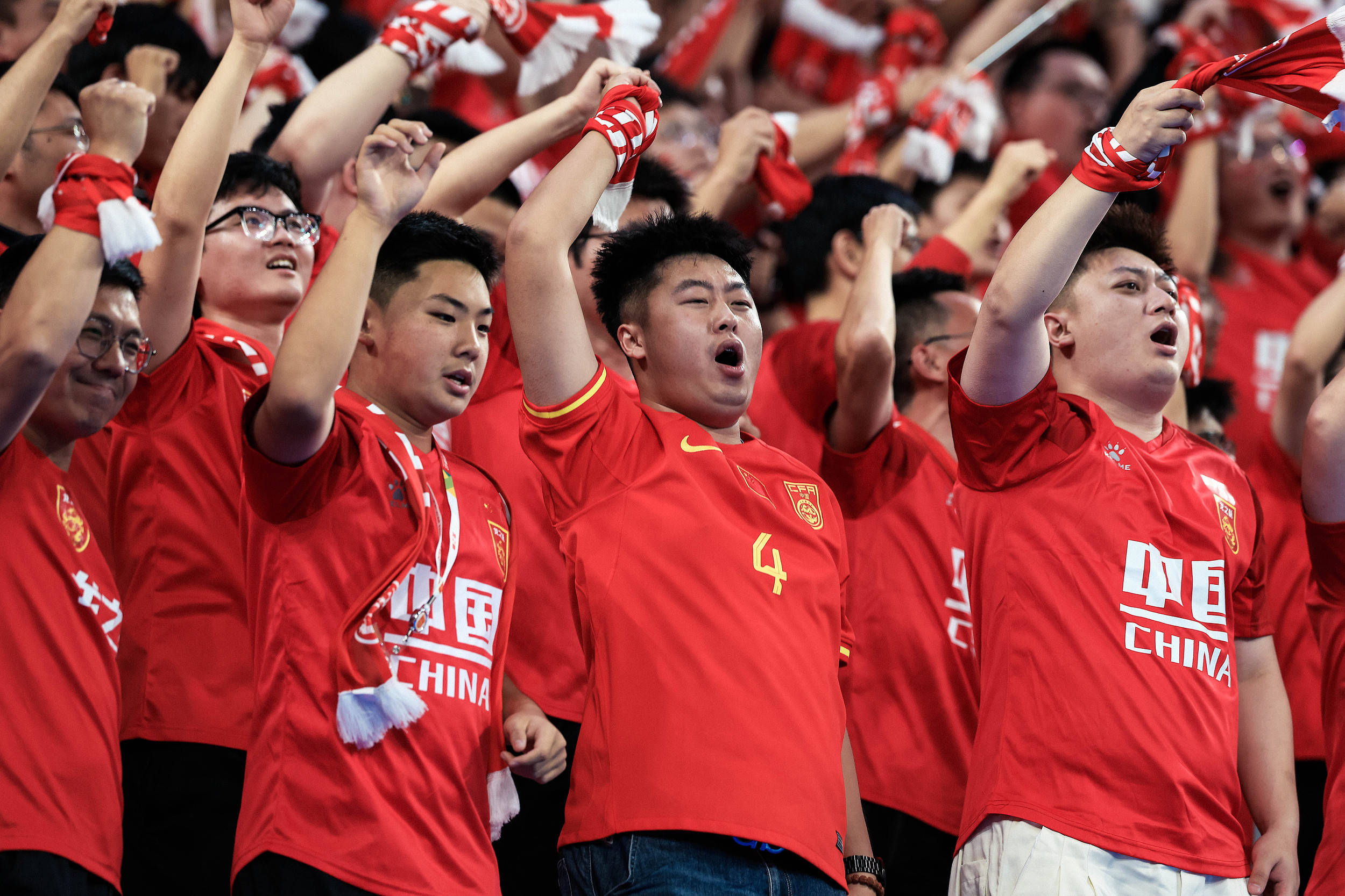 迎接胜利：女足队员雄心壮志战无不胜的简单介绍